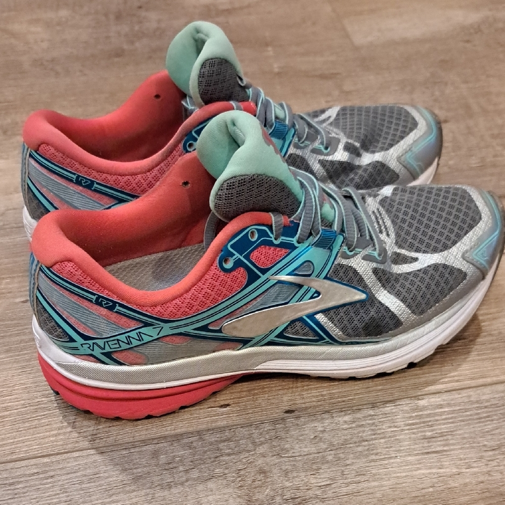 Brooks Gray and Coral R7 Athletic Shoes - Picture 2 of 9
